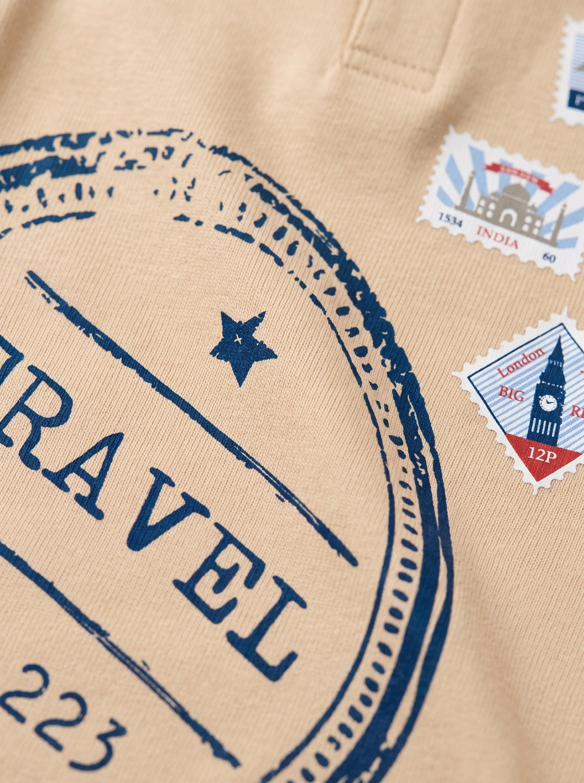 Polo Manga Corta  Travel para niños – color Beige, detalle 3